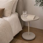 Mesa Auxiliar Bel de 45 x 45 x 55 cm con Cubierta Triangular Redondeada Color Crema