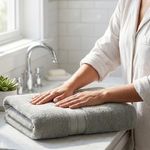 Toalla de Baño de Algodón Gris con Cenefa Decorativa para Uso Diario