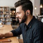 Audífonos Alámbricos Internos con Micrófono y Control de Volumen Color Negro