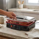 Prensa Panini Grill Antiadherente de 2000 W con Apertura 180° Color Gris