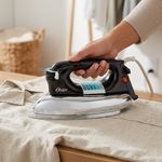 Plancha Seca Clásica 1000W con Base de Aluminio Pulido Negra