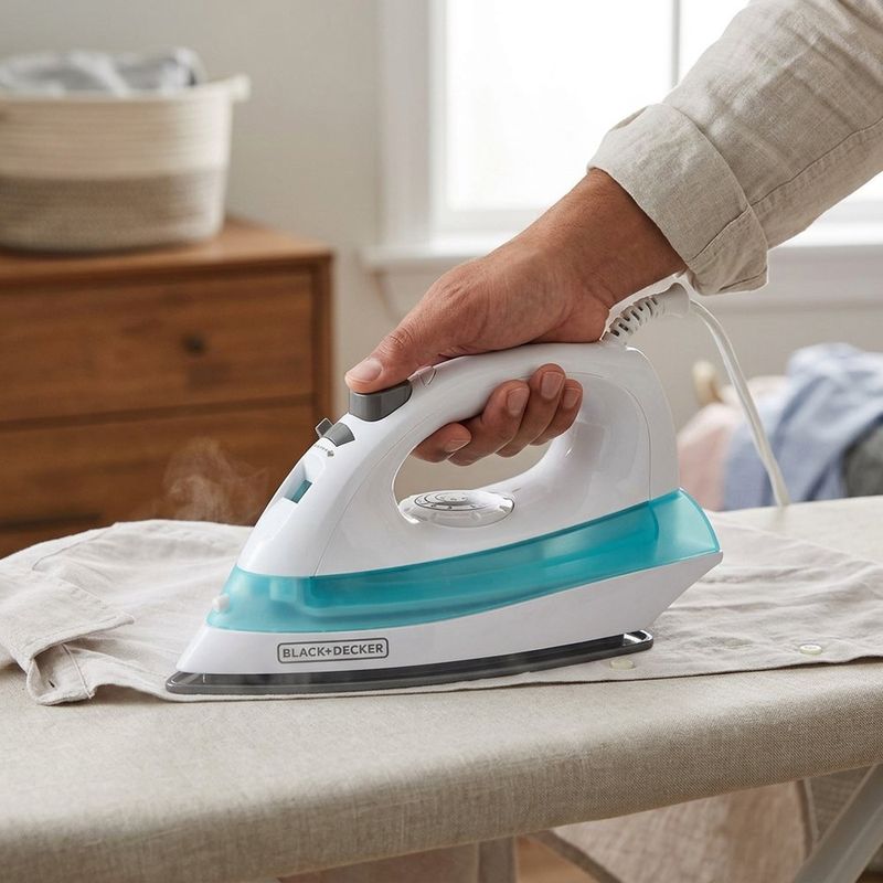 Plancha de Vapor 1100W con Rociador, Antigoteo y Suela Antiadherente Blanca