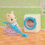 Sylvanian Families Floral Cat Girl’s Wash & Clean Set de Lavandería con Figura y Aspiradora