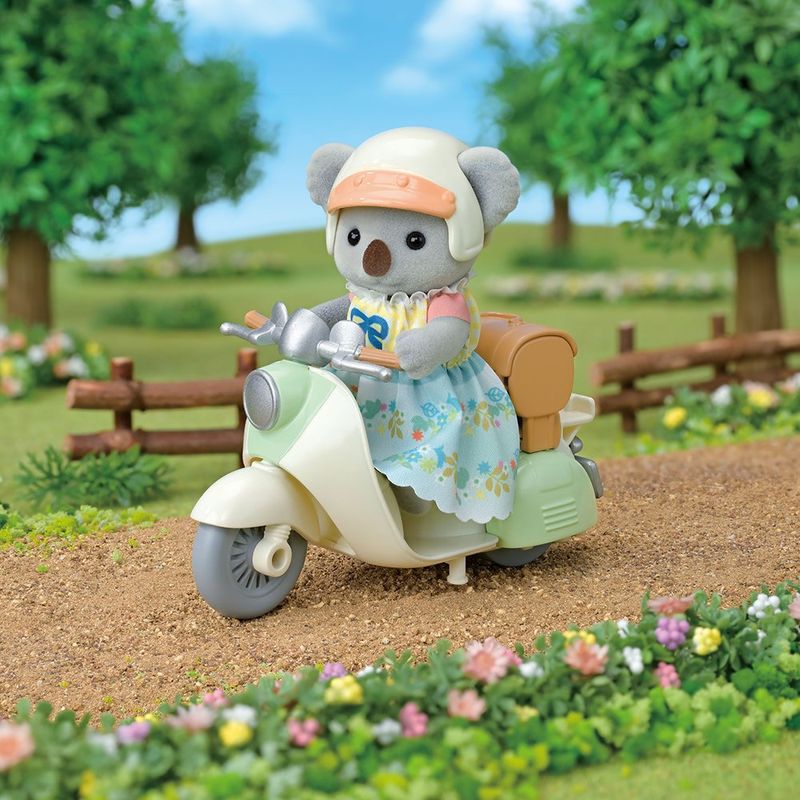 Sylvanian Families Treetop Koala Mother’s Scooter con Figura y Motoneta