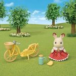 Sylvanian Families Chocolate Rabbit Girl’s Cycling Ride con Figura y Accesorios