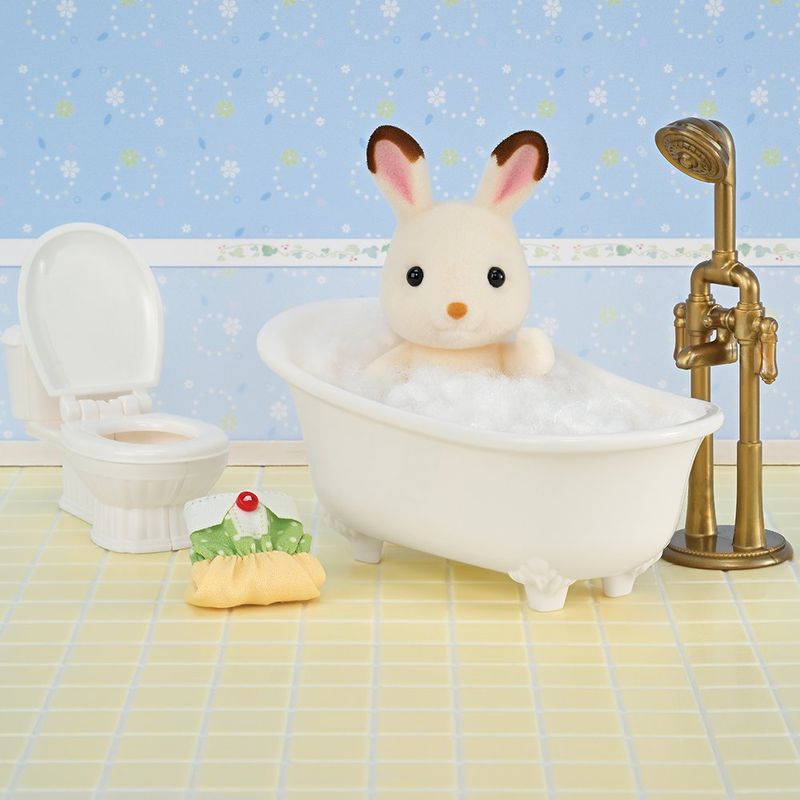 Sylvanian Families Chocolate Rabbit Boy’s Bath Time Set con Figura y Accesorios