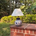 Lámpara de Mesa Estilo Capuchinas de Cerámica Artesanal Color Azul y Blanco