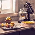 Batidora de Pedestal KitchenAid Artisan con 10 Velocidades 4.7 Litros Color Negro