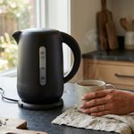 Hervidor Eléctrico Negro de 1.7 Litros con Base Giratoria 360° para Agua Caliente