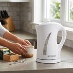 Hervidora Eléctrica Blanca de 1.7 Litros 1500 W con Base Giratoria 360°
