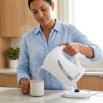 Hervidora Eléctrica Blanca de 1.7 Litros 1500 W con Base Giratoria 360°