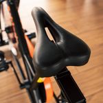 Bicicleta Spinning 400BS con Monitor Digital Color Negra con Detalles Naranja