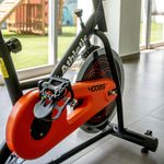 Bicicleta Spinning 400BS con Monitor Digital Color Negra con Detalles Naranja