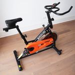 Bicicleta Spinning 400BS con Monitor Digital Color Negra con Detalles Naranja