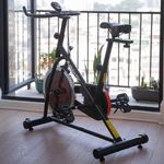 Bicicleta Spinning 400BS con Monitor Digital Color Negra con Detalles Naranja