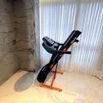 Caminadora 610T Plus con Inclinación Automática Color Negra con Detalles Naranja