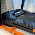 Caminadora 610T Plus con Inclinación Automática Color Negra con Detalles Naranja