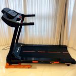 Caminadora 610T Plus con Inclinación Automática Color Negra con Detalles Naranja