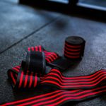 Vendas Para Rodillas con Velcro de 7.62 X 198 Cm Color Negras con Rojo