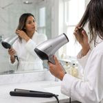 Combo con Plancha Alisadora y Secadora Shine Therapy y Pro Titanium 1875W Plateado