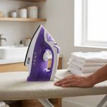 Plancha a Vapor de 1200W con Rociador, Control de Temperatura y Cable Giratorio Morado