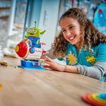 LEGO Disney Marcianito con Cohete de Pizza Planet de 714 Piezas