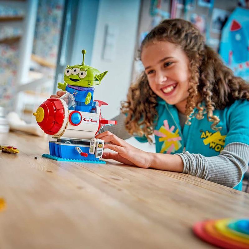 LEGO Disney Marcianito con Cohete de Pizza Planet de 714 Piezas