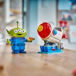 LEGO Disney Marcianito con Cohete de Pizza Planet de 714 Piezas
