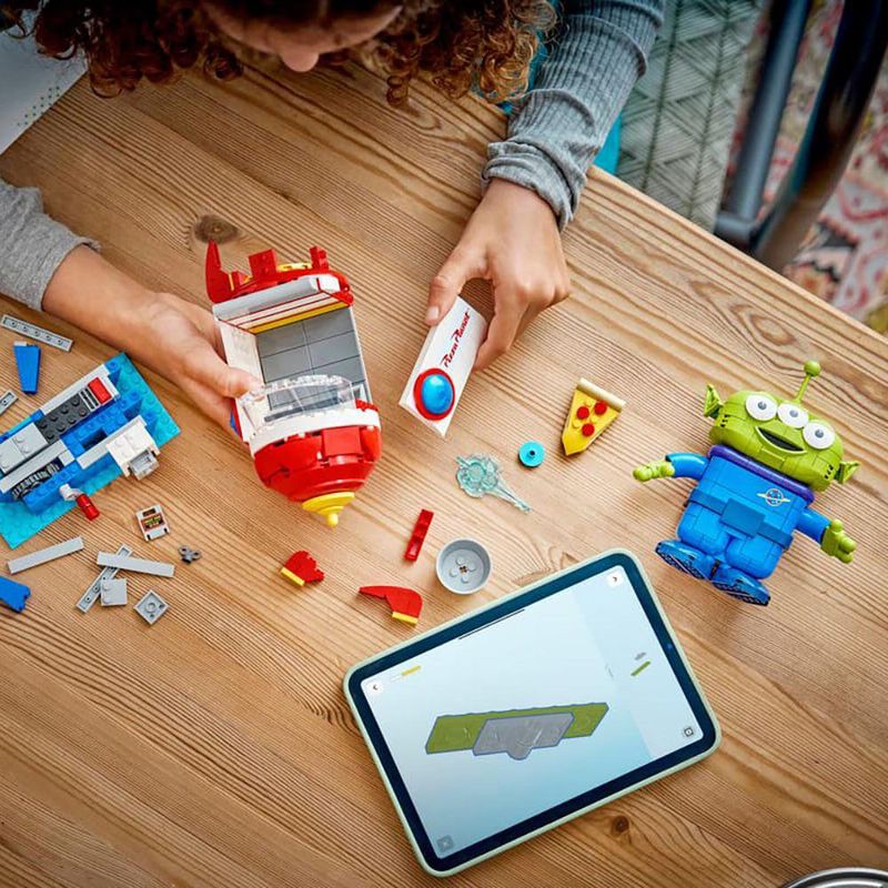 LEGO Disney Marcianito con Cohete de Pizza Planet de 714 Piezas