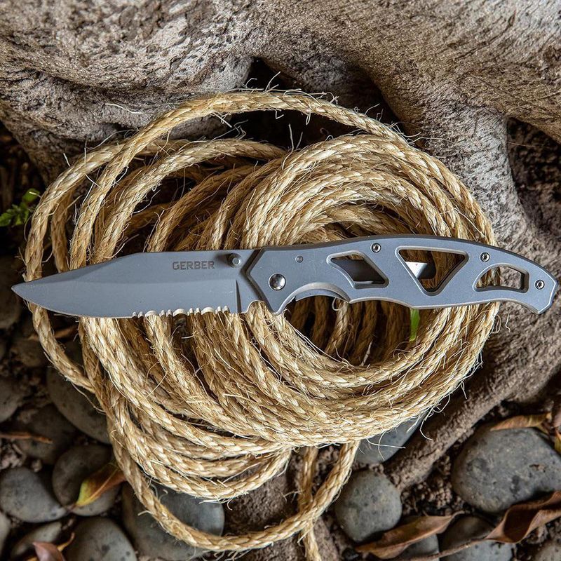 Navaja Gerber Plateada con Hoja de Acero Inoxidable Alto Carbono