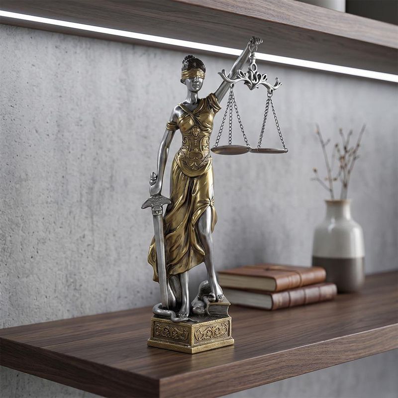 Figura Decorativa Dama de la Justicia 41 cm Color Dorado Mate