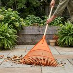 Escoba Plástica Rígida para Jardín 26 Dientes con Mango de Madera 48 plg Naranja