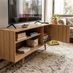 Rack para TV de 60 Plg con Puertas y Repisas de Color Café de 136 x 36 x 59 Cm