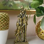 Figura Decorativa 12.9 x 7 x 32.8 cm Familia Abrazándose Color Dorado