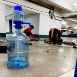 Bomba Manual de Agua para Garrafón de Plástico Blanco con Azul
