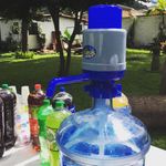 Bomba Manual de Agua para Garrafón de Plástico Blanco con Azul