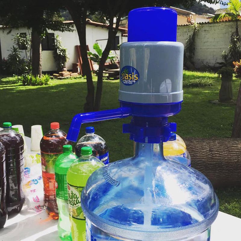 Bomba Manual de Agua para Garrafón de Plástico Blanco con Azul