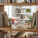 Figura Decorativa de Vidrio con Diseño de Manzana en Color Gris de 14 Cm