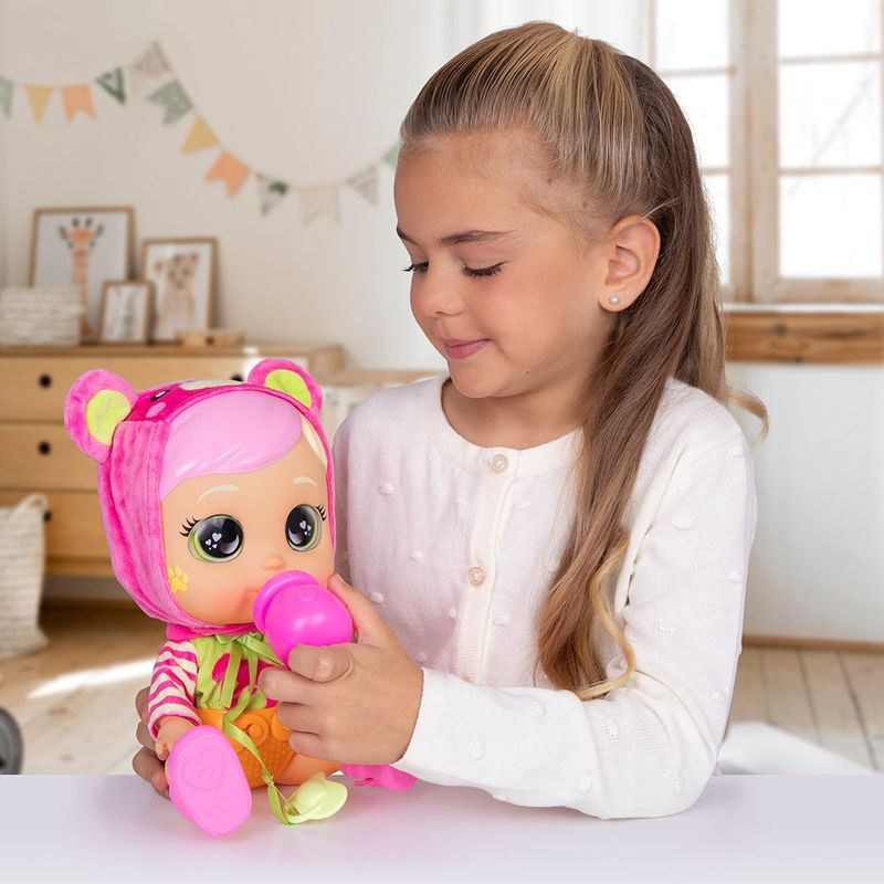 Muñeca Interactiva Cry Babies Day Care con Accesorios Diseños Surtidos