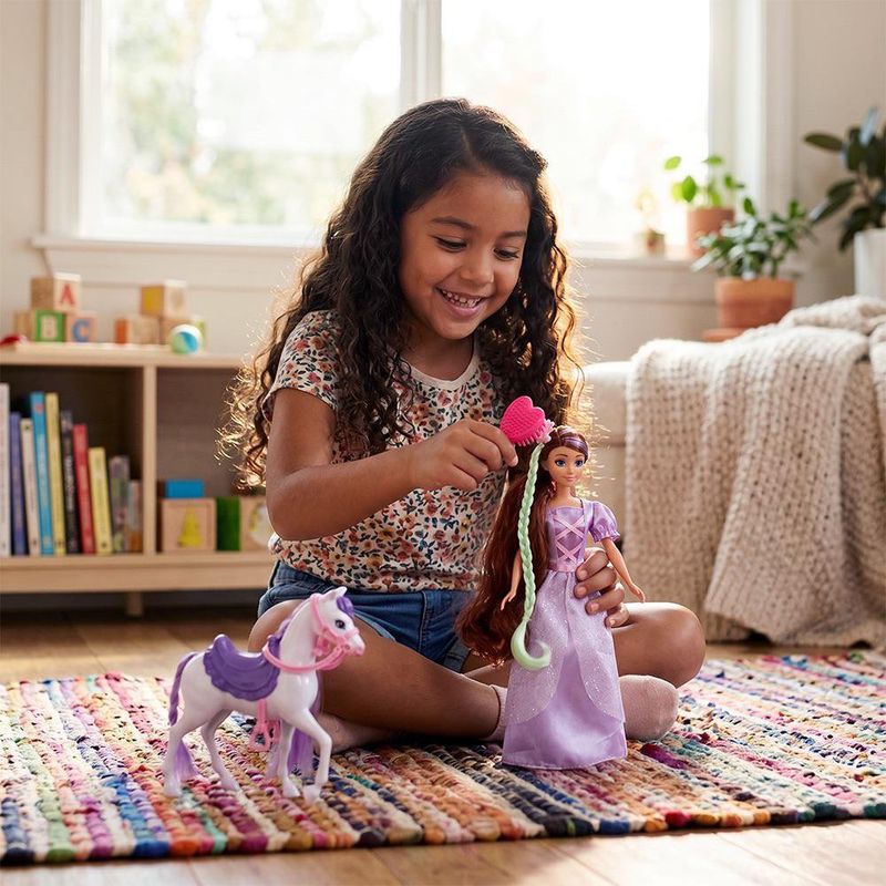 Muñeca Dania de 12 plg con Caballo y Accesorios Color Lila