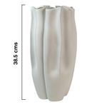 Florero Decorativo con Diseño Corrugado en Color Blanco de 38.5 Cm