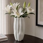 Florero Decorativo con Diseño Corrugado en Color Blanco de 38.5 Cm