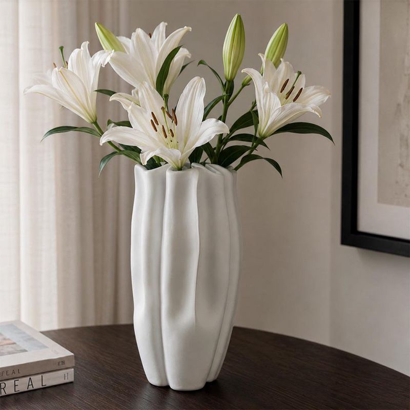 Florero Decorativo con Diseño Corrugado en Color Blanco de 38.5 Cm