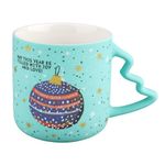 Taza Navideña con Asa en Forma de Árbol 12.8 Oz - Diseños Surtidos