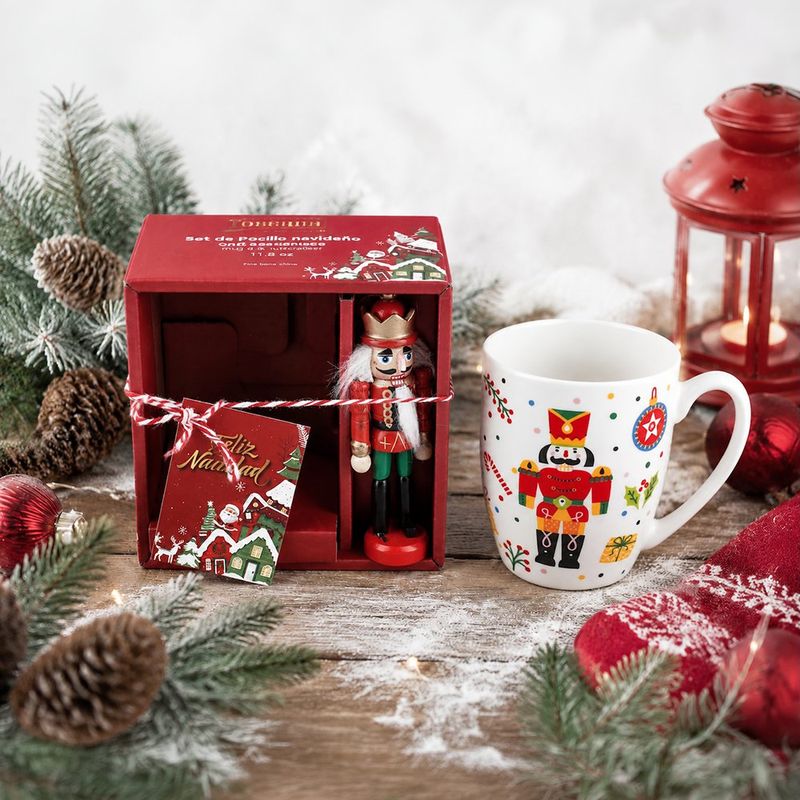 Set de Taza Navideña con Figurín Cascanueces Rojo 11.8 Oz