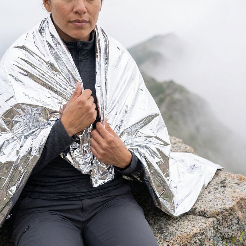Manta Térmica Impermeable para Emergencias de 52 x 82.5 Plg