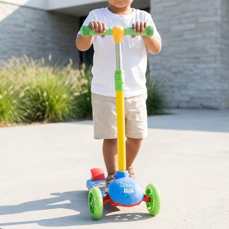 Scooter de 3 Ruedas Diseño Toy Story con Plataforma y Manubrio Multicolor