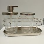 Set de Dispensador, Contenedor y Base Organizadora para Baño Caddy Color Plateado de 3 Piezas