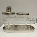 Set de Dispensador, Contenedor y Base Organizadora para Baño Caddy Color Plateado de 3 Piezas