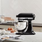 Batidora de Pedestal KitchenAid Artisan con 10 Velocidades 4.7 Litros Color Negro